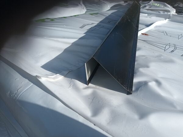 Päätypelti kolmiorimalle 2m musta